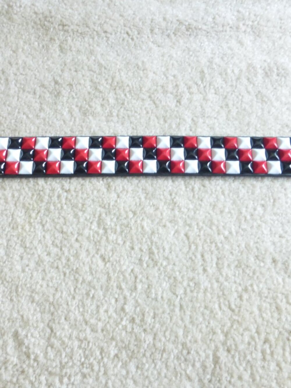 NWT HOT TOPIC kids black, red and white pyramid studded belt size XS - Picture 4 of 14